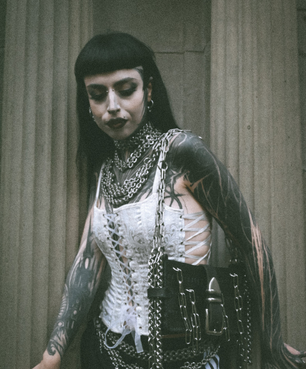 Alt model wearing a handmade shoulder bag crafted from upcycled leather in Berlin, featuring unique chainmail and chain details. One-of-a-kind accessory for alternative fashion lovers.