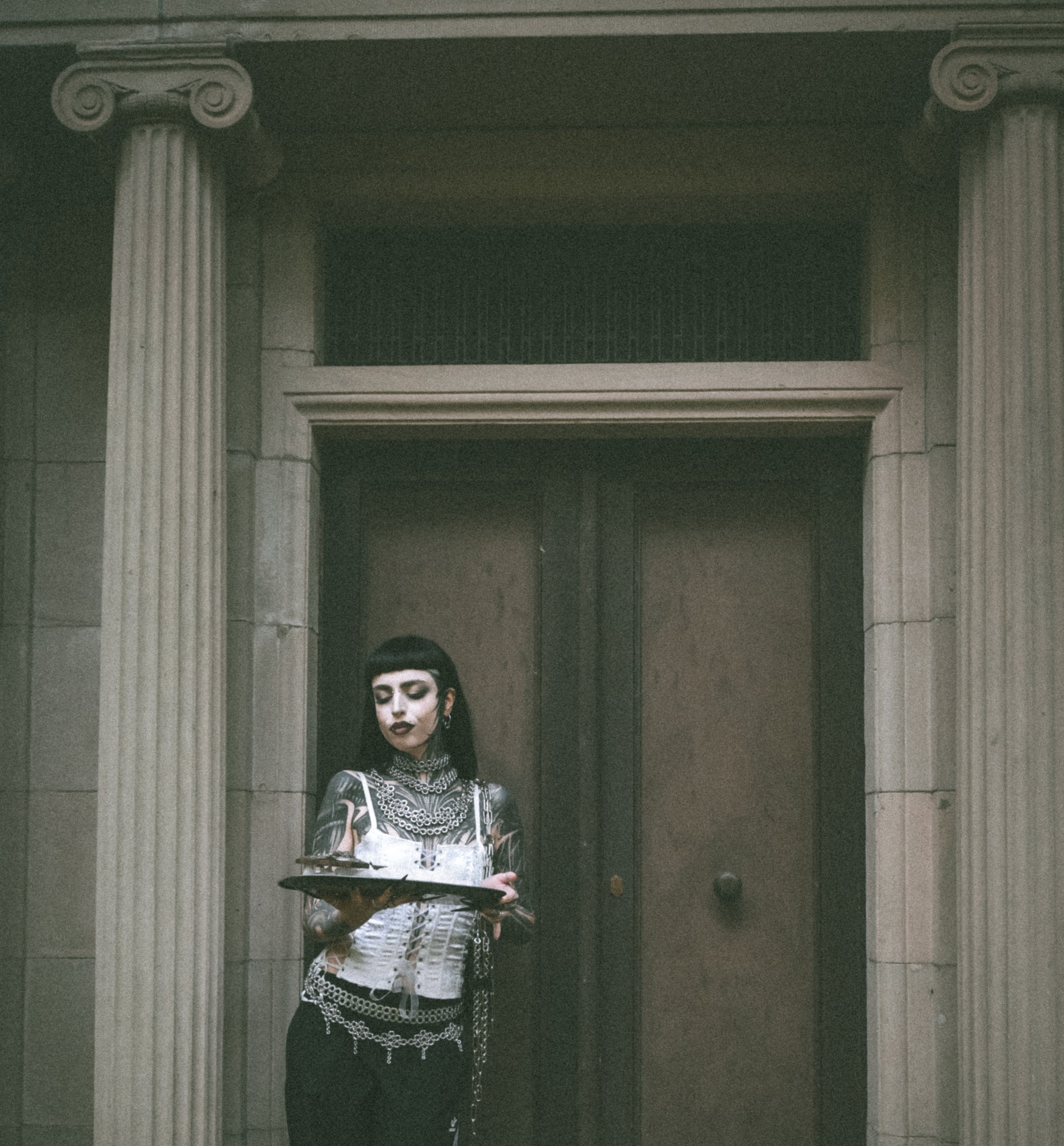 An alternative, vampire-inspired model is wearing chainmail around the neck and unique chainmail belts made from screws and rings, representing industrial Berlin design.