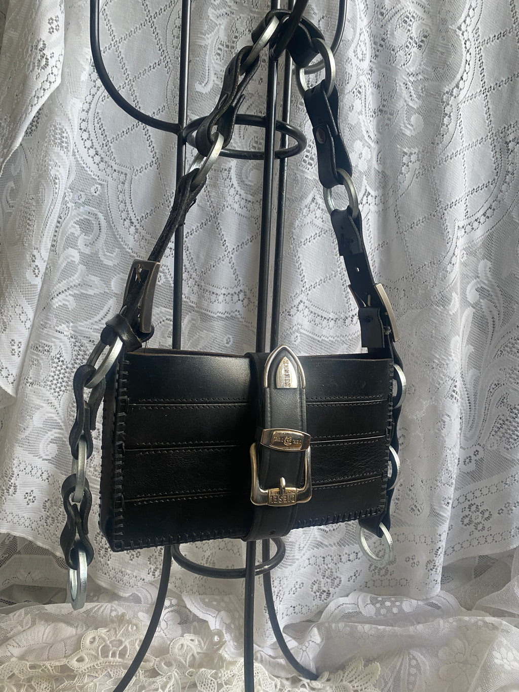 Black leather handbag, also wearable as a shoulder bag, with a handle made of leather and authentic screw rings with oversized washers for an industrial Berlin look. Designed for avant-garde and alternative fashion lovers, crafted from high-quality leather with luxury craftsmanship.