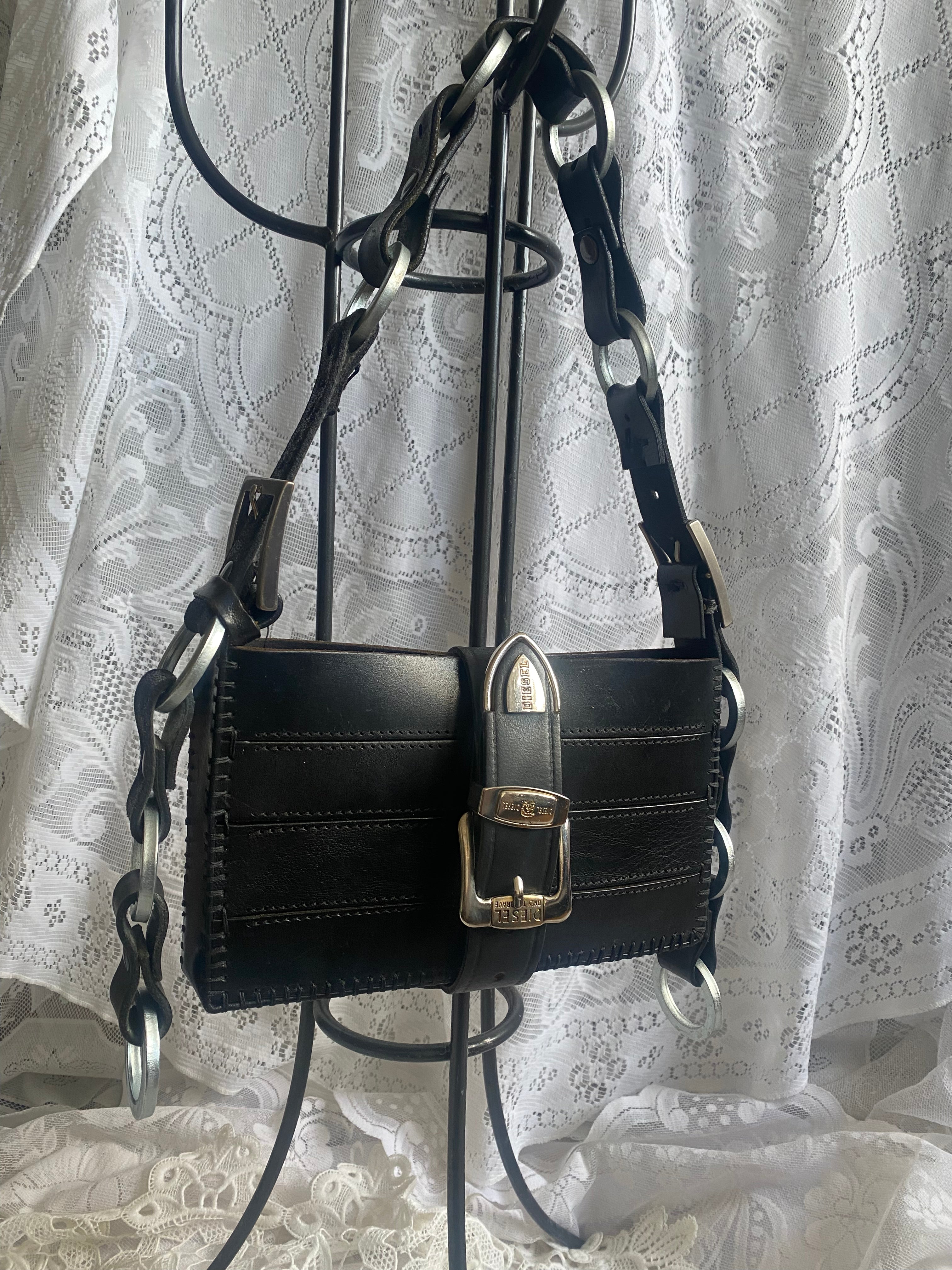 Black leather handbag, also wearable as a shoulder bag, with a handle made of leather and authentic screw rings with oversized washers for an industrial Berlin look. Designed for avant-garde and alternative fashion lovers, crafted from high-quality leather with luxury craftsmanship.